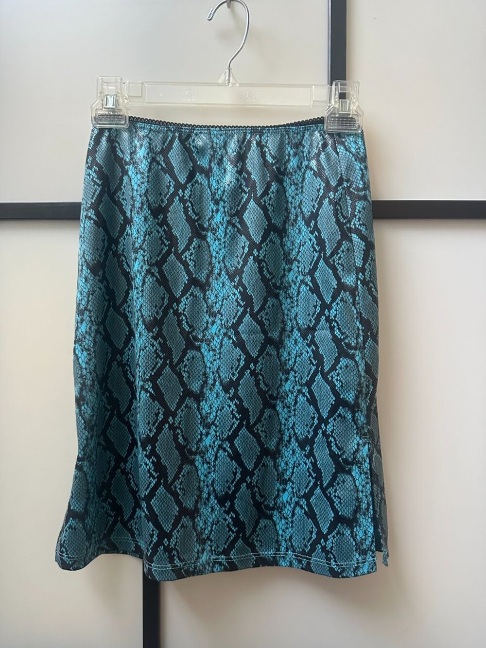 Y2K VTG Blue and Black Snake Print High Rise Mini Skirt